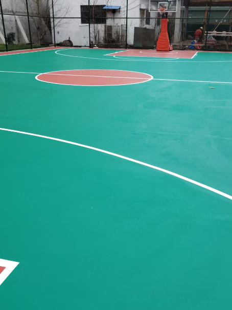 周矶管理区 球场长期使用易出现地面开裂